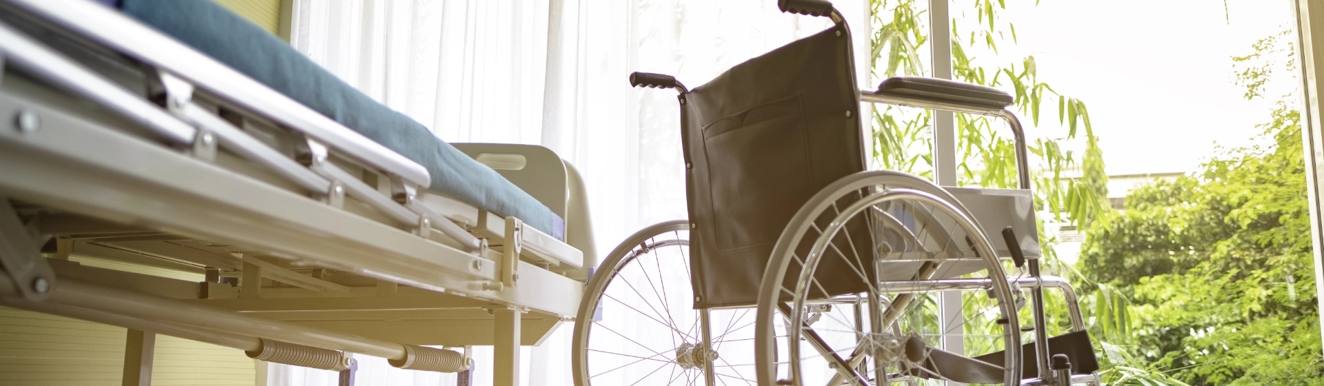 Łóżko rehabilitacyjne i wózek inwalidzki